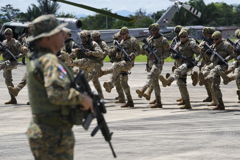 La policía fronteriza panameña asiste a una ceremonia de lanzamiento de la operación Escudo en Nicanor, provincia de Darién, Panamá, el viernes 2 de junio de 2023. (AP Foto/Arnulfo Franco)