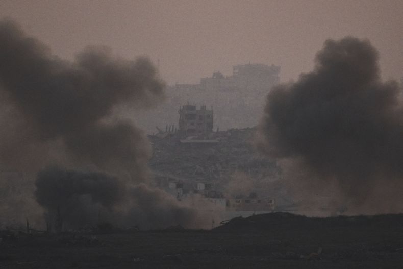 Una columna de humo se levanta tras una explosión ocurrida durante las operaciones tierra-aire de Israel en la Franja de Gaza, vista desde el sur de Israel, el martes 22 de julio de 2025. (AP Photo/Leo Correa)