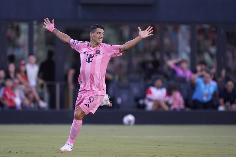 El delantero uruguayo del Inter Miami Luis Suárez celebra el gol de su compañero venezolano Telasco Segovia en el encuentro de la Leagues Cup ante el Necaxa el sábado 2 de agosto del 2025. (AP Foto/Rebecca Blackwell)