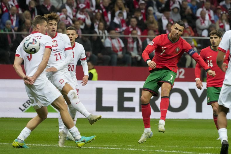El portugués, Cristiano Ronaldo hace un disparo al arco durante el partido de la Liga de Naciones de la UEFA entre Polonia y Portugal en el estadio Naradowy en Varsovia, Polonia, el sábado 12 de octubre de 2024. (AP Foto/Czarek Sokolowski)