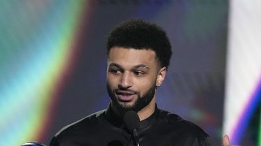 Jamal Murray, de los Nuggets de Denver, recibe su premio ESPY al regreso del año el miércoles 12 de julio de 2023, en Los Ángeles (AP Foto/Mark Terrill)