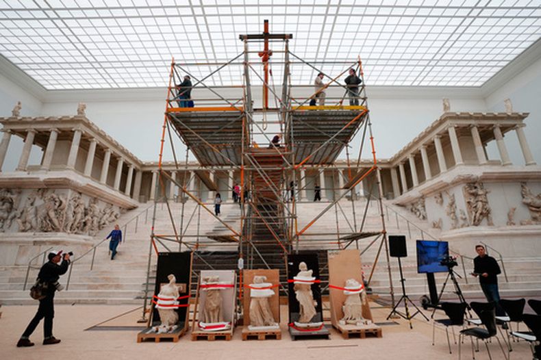 ARCHIVO - Periodistas observan el Gran Altar de Pérgamo durante una visita de medios a las obras de renovación del Museo de Pérgamo en Berlín, Alemania, el 4 de diciembre de 2025. (Foto AP/Markus Schreiber, archivo)