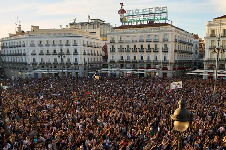 Cientos de personas participan en una protesta tras el desahucio de Maricarmen, una mujer de 87 años, para reclamar medidas que protejan a los inquilinos, en la Puerta del Sol de Madrid, el 26 de septiembre de 2026. (AP Foto/Manu Fernández)