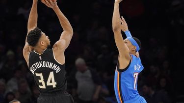 Giannis anota 39; Bucks vencen a Thunder e hilan 5to triunfo