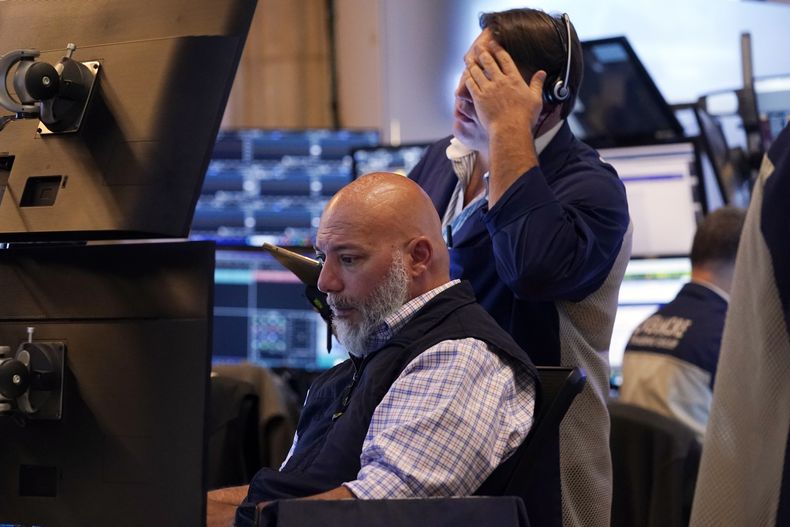 Dos operadores en el piso de remates de la Bolsa de Valores de Nueva York, el lunes 22 de julio de 2024. (Foto AP/Richard Drew)