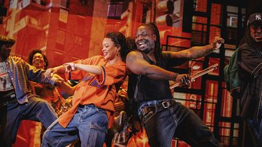 En esta imagen proporcionada por Polk & Co. Maleah Joi Moon, izquierda, y Chris Lee durante una función de Hells Kitchen. (Marc J. Franklin/Polk & Co. via AP)