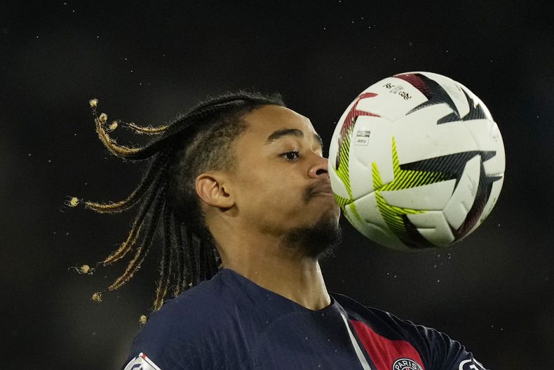 Bradley Barcola, del París Saint-Germain, controla un balón en el partido de la liga francesa ante Lille, el sábado 10 de febrero de 2024 (AP Foto/Thibault Camus)