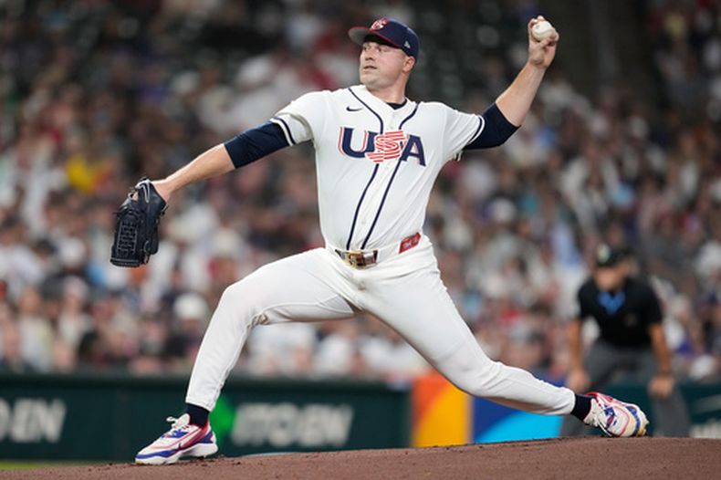 Tarik Skubal, lanzador abridor de los Estados Unidos, lanza durante la primera entrada de un juego del Clásico Mundial de Béisbol contra Gran Bretaña, el sábado 7 de marzo de 2026, en Houston. (Foto AP/Ashley Landis)