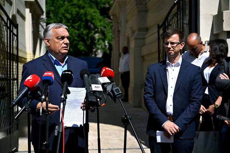 El ex primer ministro húngaro Viktor Orbán (izq) con el líder de su partido Janos Boka, en conferencia de prensa en Budapest, el 22 de julio del 2026. (Robert Hegedus/MTI via AP)