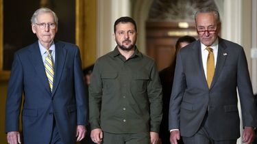 ARCHIVO - El presidente ucraniano Volodymyr Zelenskyy (centro) camina junto al líder de la minoría en el Senado de Estados Unidos, Mitch McConnell (izquierda) y el líder de la mayoría en el Senado Chuck Schumer, en el Capitolio, el jueves 21 de septiembre de 2023. (AP Foto/Mark Schiefelbein, Archivo)