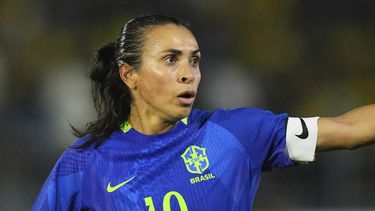 ARCHIVO - Marta, de la selección de Brasil, disputa un partido amistoso ante Japón, el lunes 2 de junio de 2025, en Braganca Paulista (AP Foto/Andre Penner, archivo)