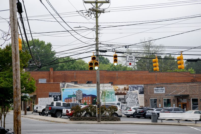 Una maraña de cables eléctricos y telefónicos en Mount Pleasant, Carolina del Norte, el 24 de abril del 2025. (AP foto/Nell Redmond)