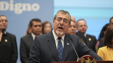 ARCHIVO - El presidente guatemalteco Bernardo Arévalo habla durante una conferencia de prensa con la participación de autoridades indígenas en la Ciudad de Guatemala, el 29 de abril de 2025. (AP Foto/Moisés Castillo, Archivo)