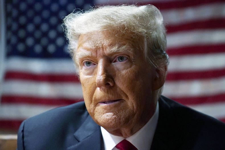 ARCHIVO - El expresidente de EEUU Donald Trump habla con partidarios en el Westside Conservative Breakfast el 1 de junio de 2023 en Des Moines, Iowa. (AP Foto/Charlie Neibergall, Archivo)
