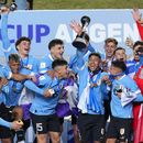 El capitán de Uruguay, Fabricio Díaz, levanta el trofeo tras ganar la final del Mundial Sub20 ante Italia en el estadio Diego Maradona de La Plata, Argentina, domingo 11 junio, 2023. (AP Foto/Natacha Pisarenko)
