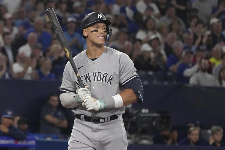 Aaron Judge, de los Yanquis de Nueva York, reacciona después de ser ponchado por el pitcher abridor de los Azulejos de Toronto Kevin Gausman durante la quinta entrada del juego de béisbol del lunes 16 de mayo de 2023, en Toronto. (Chris Young/The Canadian Press vía AP)