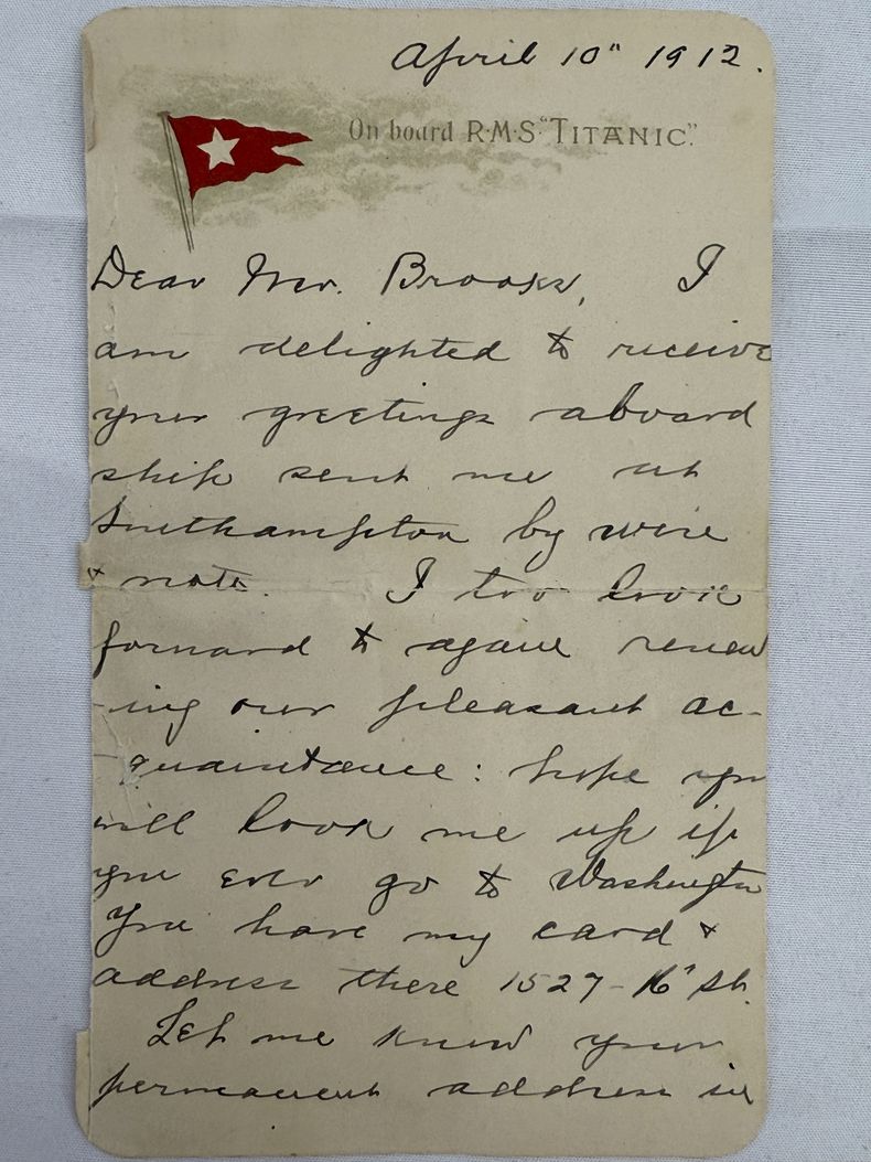 En esta foto sin fecha proporcionada por la casa de subastas Henry Aldridge & Son, Inglaterra, se muestra una tarjeta postal escrita a bordo por uno de los más famosos sobrevivientes del Titanic, días antes del hundimiento del barco, la cual fue subastada por 300.000 libras (399.000 dólares). (Henry Aldridge & Son vía AP)