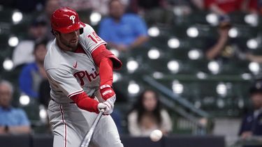 Filis pegan 2 jonrones ante Hader y vencen a Cerveceros