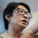 Junya Hiramoto, director de la Asociación de Víctimas de Agresión Sexual de Johnnys, habla durante una entrevista con The Associated Press el lunes 4 de septiembre de 2023 en Tokio. Un grupo de hombres que afirman haber sido abusados sexualmente por un productor de bandas musicales de chicos japonesas expresaron el lunes su esperanza de que la compañía acepte ofrecer una compensación financiera e introducir medidas para evitar que esto vuelva a ocurrir. (Footo AP/Eugene Hoshiko)