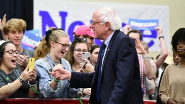 Bernie Sanders recibe sutura por cortada menor en la cabeza