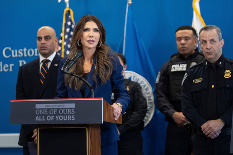 La secretaria de Seguridad Nacional de EEUU, Kristi Noem, habla durante una conferencia de prensa el jueves 8 de enero de 2026 en Nueva York. (AP Foto/Yuki Iwamura)