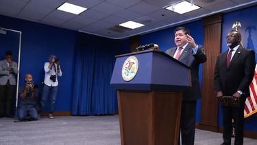 El gobernador de Illinois JB Pritzker, segundo de la derecha, habla mientras el alcalde de Chicago Brandon Johnson, derecha, escucha, en conferencia de prensa en Chicago el 6 de octubre del 2025. (AP foto/Nam Y. Huh)