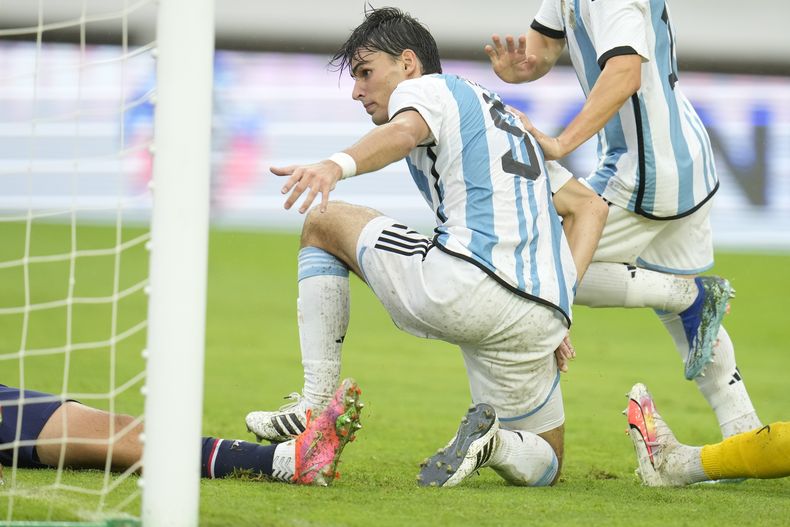 Federico Redondo celebra tras anotar el tercer gol de Argentina en el empate 3-3 contra Paraguay en el Preolímpico Sudamericano Sub23, el jueves 8 de febrero de 2024, en Caracas. (AP Foto/Matías Delacroix)