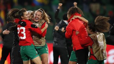 Las jugadoras de Marruecos celebrar tras la victoria 1-0 ante Colombia y clasificarse a los octavos de de final del Mundial femenino, en Perth, Australia, el jueves 3 de agosto de 2023. (AP Foto/Gary Day)