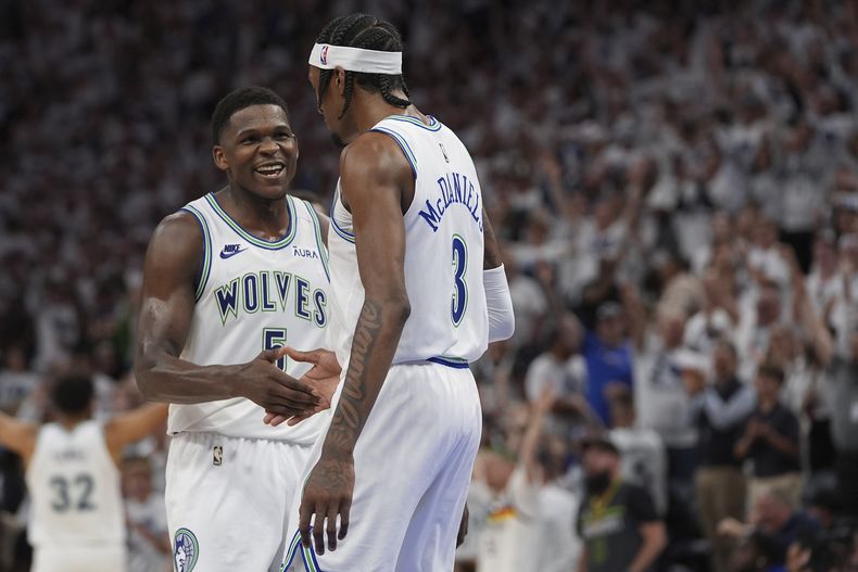 Anthony Edwards y Jaden McDaniels festejan durante el sexto partido de las semifinales de la Conferencia Oeste, ante los Nuggets de Denver, el jueves 16 de mayo de 2024 (AP Foto/Abbie Parr)