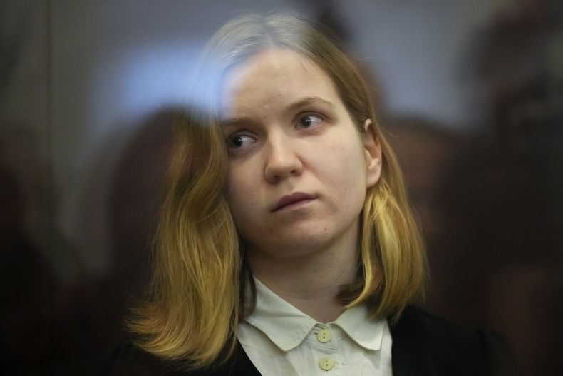 Darya Trepova, sospechosa de una explosión que mató a un conocido bloguero militar ruso, asiste a una audiencia en la Corte Militar del 1er Distrito Occidental en San Petersburgo, Rusia, miércoles 15 de noviembre de 2023. Trepova, de 26 años, está acusada del atentado en que murió el bloguero militar Vladlen Tatarsky. (AP Foto/Dmitri Lovetsky)