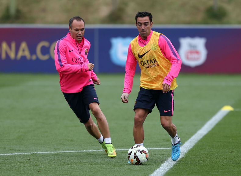 Xavi, de Barcelona, derecha, y Andr&eacute;s Iniesta entrenan en St Georges Park, Burton-Upon-Trent, Inglaterra, 1 de agosto de 2014. Xavi Hern&aacute;ndez anunci&oacute; el martes5 de agosto de 2014 que no volver&aacute; a vestir la camiseta de la selec