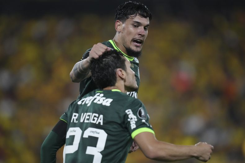 Gustavo Gómez, del Palmeiras, festeja con su compañero Raphael Veiga tras anotar ante el Barcelona de Ecuador, en un partido de la Copa Libertadores, el miércoles 3 de mayo de 2023 (AP Foto/Dolores Ochoa)