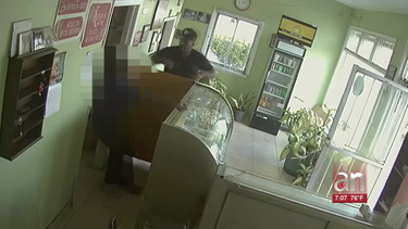 captado en camara el intento de robo a una panaderia en miami