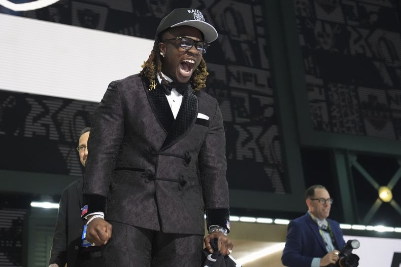 El running back Ashton Jeanty de Boise State celebra tras ser seleccionado por los Raiders de Las Vegas con la sexta selección de la primera ronda del draft de la NFL, el jueves 24 de abril de 2025, en Green Bay, Wisconsin. (AP Foto/Jeff Roberson)