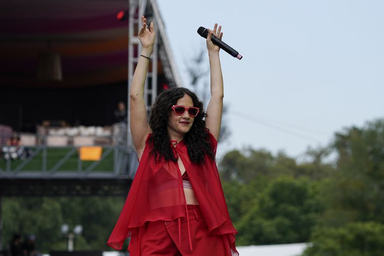 La cantautora mexicana Ximena Sariñana durante su concierto en el festival HERA HSBC en la Ciudad de México el sábado 24 de agosto de 2024. (Foto AP/Aurea Del Rosario)