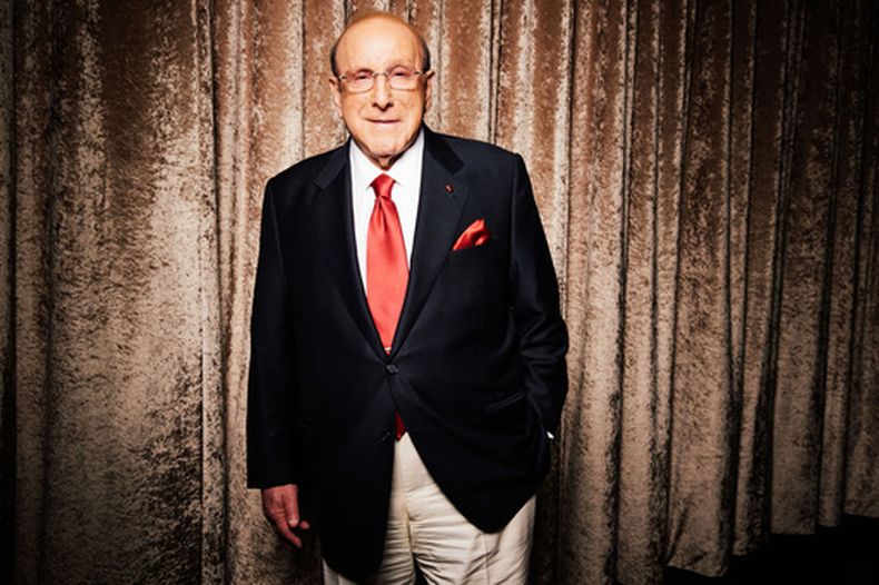 ARCHIVO - Clive Davis, director creativo de Sony Music, aparece durante el día de prensa en Beverly Hills, California, el 23 de enero de 2014, antes de la gala anual previa a los premios Grammy organizada por Davis. (Foto Casey Curry/Invision/AP, archivo)