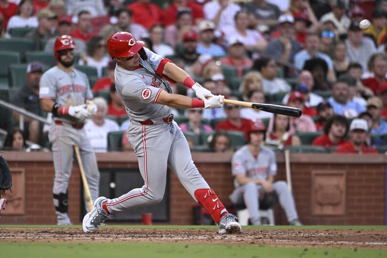 Spencer Steer, de los Rojos de Cincinnati, batea un jonrón de dos carreras ante los Cardenales de San Luis, el jueves 27 de junio de 2024 (AP Foto/Joe Puetz)