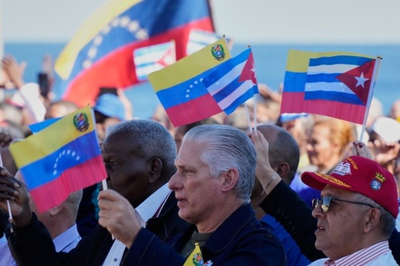 El presidente cubano Miguel Díaz-Canel asiste a un mitin en La Habana el sábado 3 de enero de 2026, en solidaridad con Venezuela después de que Estados Unidos capturara al mandatario venezolano Nicolás Maduro. (AP Foto/Ramón Espinosa)