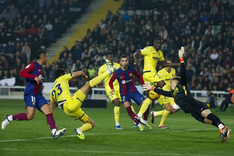 El arquero del Villarreal Filip Joergensen (derecha) ataja durante el partido contra el Barcelona en la Liga de España, el sábado 27 de enero de 2024, en el Estadio Olímpico. (AP Foto/Joan Monfort)