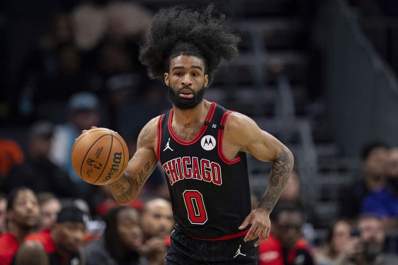 El base de los Bulls de Chicago Coby White avanza con el balón en el encuentro ante los Hornets de Charlotte el lunes 30 de diciembre del 2024.. (AP Foto/Jacob Kupferman)