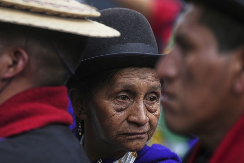 Indígenas se manifiestan frente al Congreso en Bogotá, Colombia, el miércoles 2 de abril de 2025. (AP Foto/Iván Valencia)