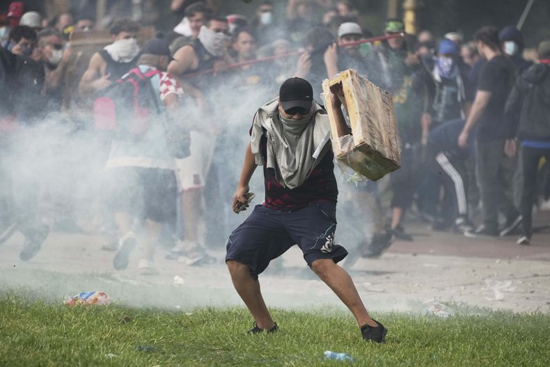 Hinchas de fútbol se unen a jubilados que protestan por pensiones más altas y contra las medidas de austeridad implementadas por el gobierno de Javier Milei en Buenos Aires, Argentina, el miércoles 12 de marzo de 2025. (Foto AP/Natacha Pisarenko)