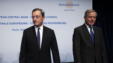 americateve | El presidente del Banco Central Europeo (ECB) Mario Draghi, izquierda, y el gobernador del Banco de Francia, Christian Noyer, participan en una conferencia de prensa en el local del ECB, situado en la sede del Banco Nacional Franc&eacute;s en Par&iacute;s
