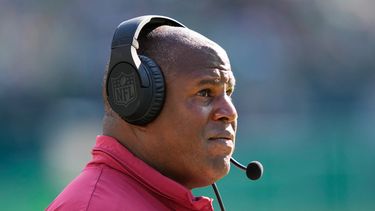 ARCHIVO - Eric Bieniemy, coordinador ofensivo de los Commanders de Washington, durante un juego de la NFL en Filadelfia, el 1 de octubre de 2023. (AP Foto/Matt Rourke)