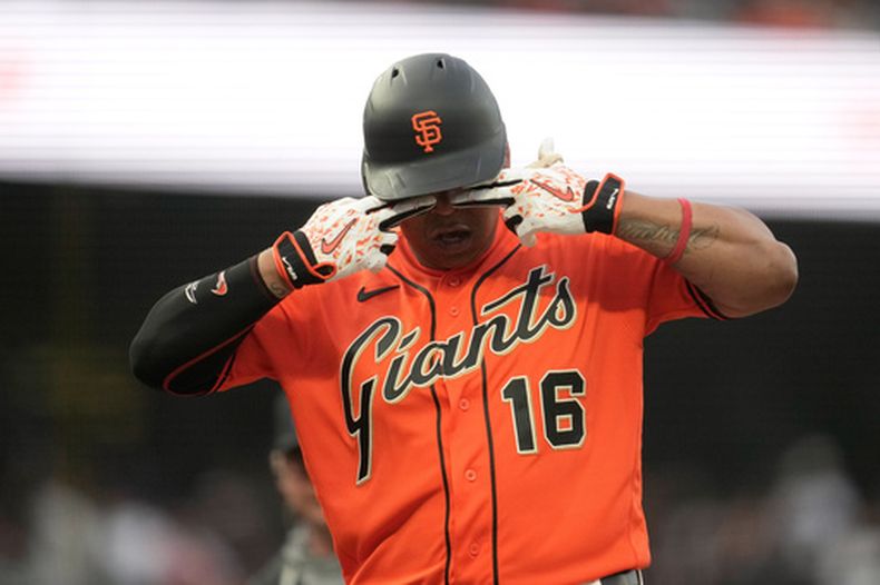 Rafael Devers, de los Gigantes de San Francisco, hace un gesto tras conectar un jonrón durante la segunda entrada de un partido de béisbol contra los Rockies de Colorado, el viernes 10 de julio de 2026, en San Francisco. (Foto AP/Jeff Chiu)