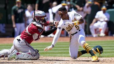 José Herrera, izquierda, receptor de Diamondbacks de Arizona, pone fuera a Tony Kemp, de los Atléticos de Oakland, en el plato durante la séptima entrada en el juego de béisbol en Oakland, California, el miércoles 17 de mayo de 2023. (AP Foto/Godofredo A. Vásquez)