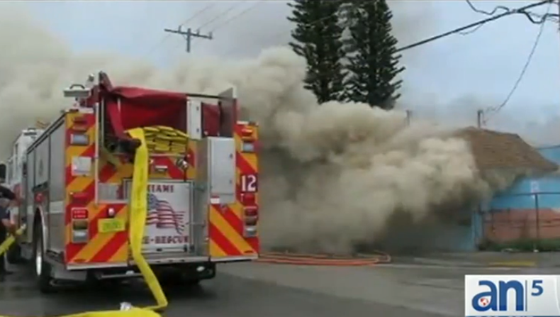 El supermercado fue consumido por las llamas en el noroeste de Miami presuntamente a causa de un corto circuito.