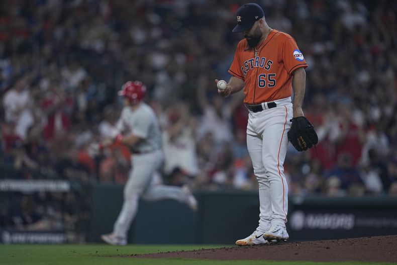 El abridor mexicano de los Astros de Houston José Urquidy patea la tierra tras el jonrón solitario de J.T. Realmuto de los Filis de Filadelfia en la segunda entrada el domingo 30 de abril del 2023. (AP Foto/Kevin M. Cox)