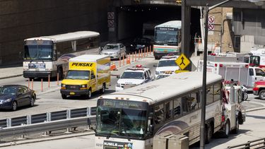 Choque de autobuses deja al menos 30 heridos en Nueva York