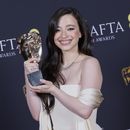 Mikey Madison posa con el premio a la mejor actriz por Anora en la 78a edición de los Premios de la Academia Británica de Cine, BAFTA, en Londres, el domingo 16 de febrero de 2025. (Foto Joel C Ryan/Invision/AP)